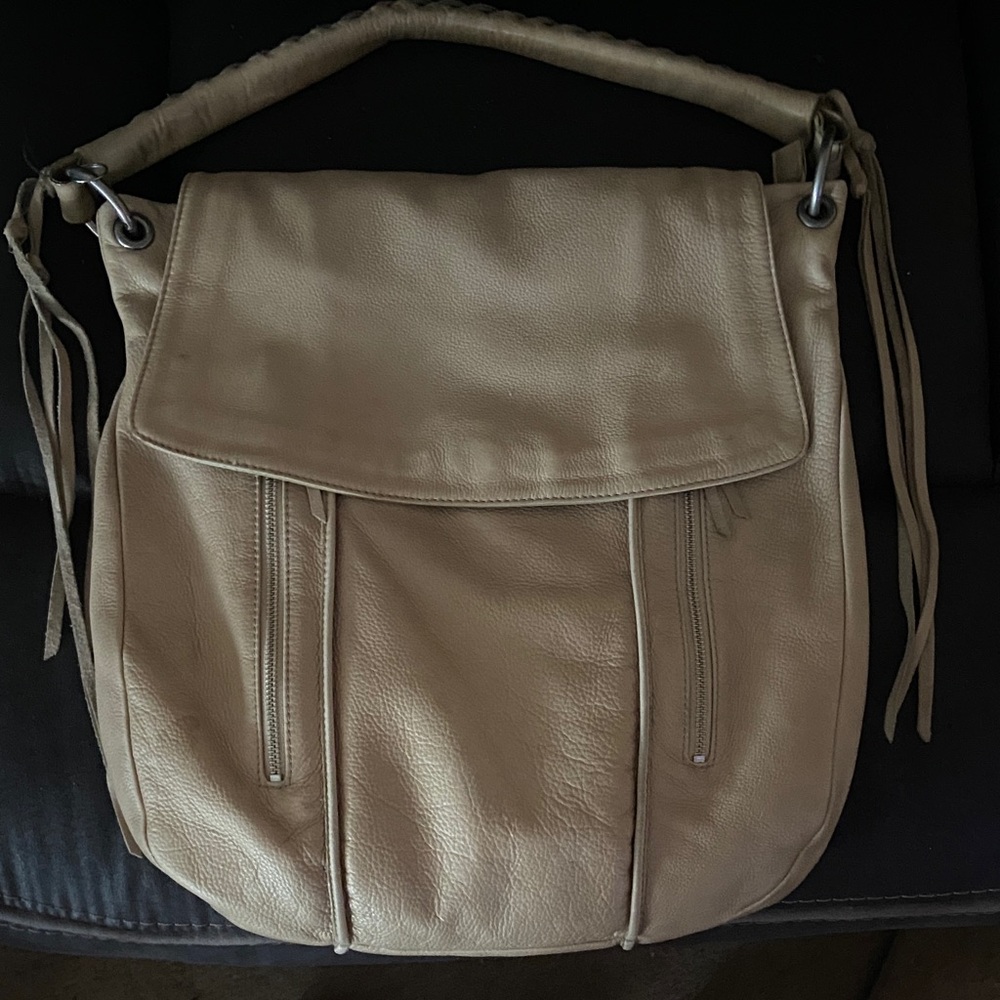 Chic Tan Leather Shoulder Bag